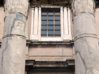 Tempio di Antonino e Faustina - colonne