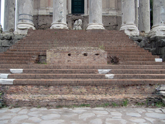 Tempio di Antonino e Faustina - resti dell’antico altare e statue