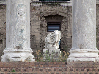Tempio di Antonino e Faustina - resti dell’antico altare e statue